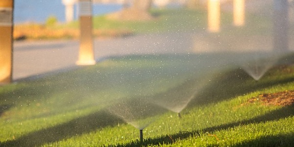 Sprinkler water irrigation on grass © Angelo DeSantis (https://www.flickr.com/people/78023771@N00)